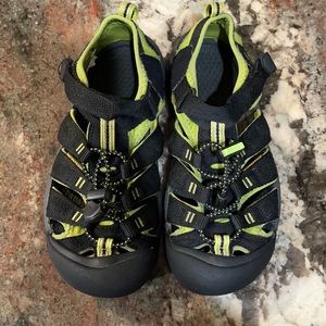 Keen Newport H2 sandals, big boys size 5